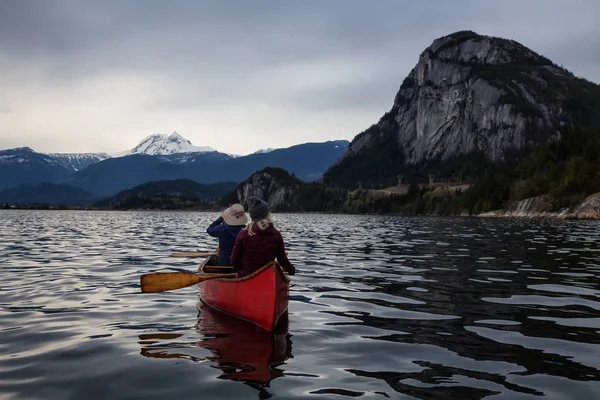 Abenteuerlustige Kanufahrer Genießen Die Wunderschöne Kanadische Berglandschaft Aufgenommen Squamish Nördlich — Stockfoto