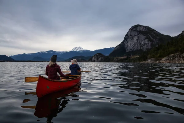 Abenteuerlustige Kanufahrer Genießen Die Wunderschöne Kanadische Berglandschaft Aufgenommen Squamish Nördlich — Stockfoto