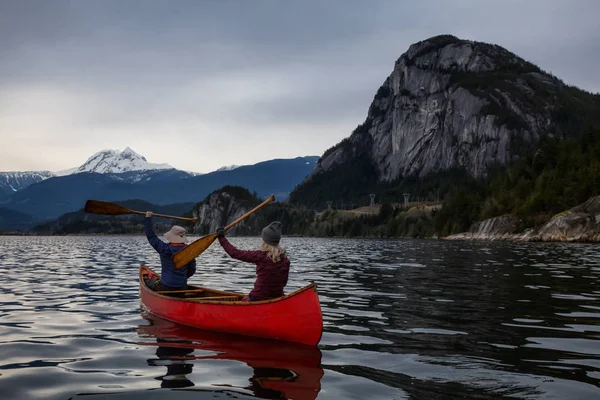 Авантюристы Каноэ Наслаждаются Красивым Горным Пейзажем Канады Снято Сквомиш Северу — стоковое фото