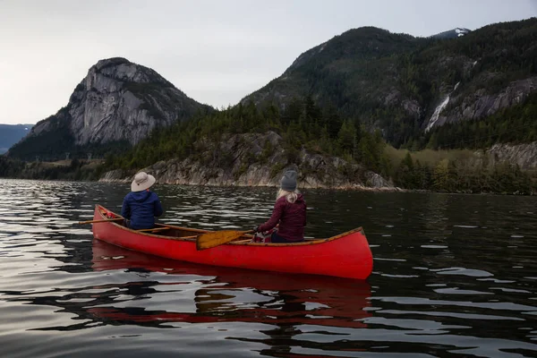 Abenteuerlustige Kanufahrer Genießen Die Wunderschöne Kanadische Berglandschaft Aufgenommen Squamish Nördlich — Stockfoto