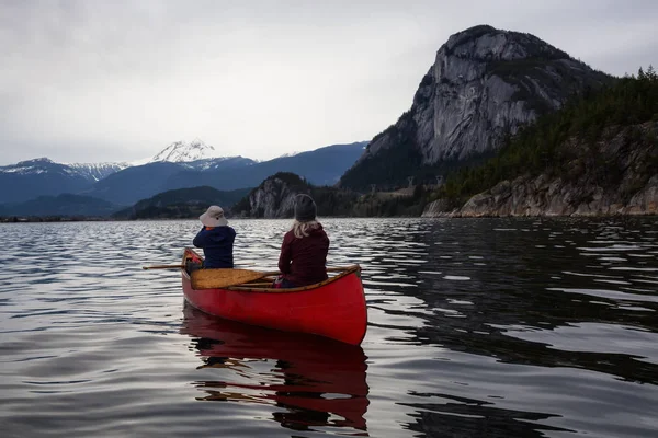 Pessoas Aventurosas Uma Canoa Estão Desfrutando Bela Paisagem Montanhosa Canadense — Fotografia de Stock