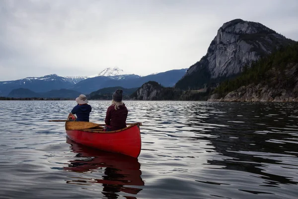 Авантюристы Каноэ Наслаждаются Красивым Горным Пейзажем Канады Снято Сквомиш Северу — стоковое фото