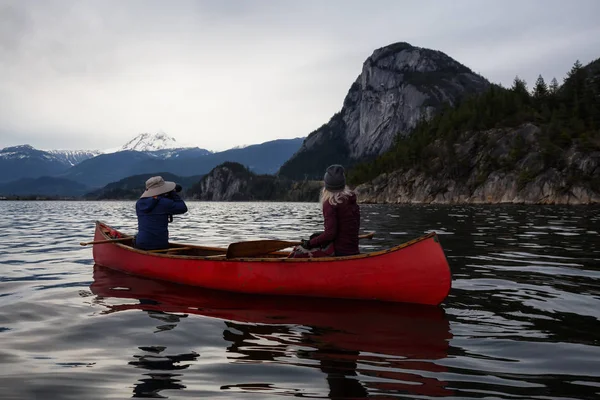 Ludzi Odważnych Kajak Korzystających Piękny Kanadyjski Krajobraz Górski Podjęte Squamish — Zdjęcie stockowe