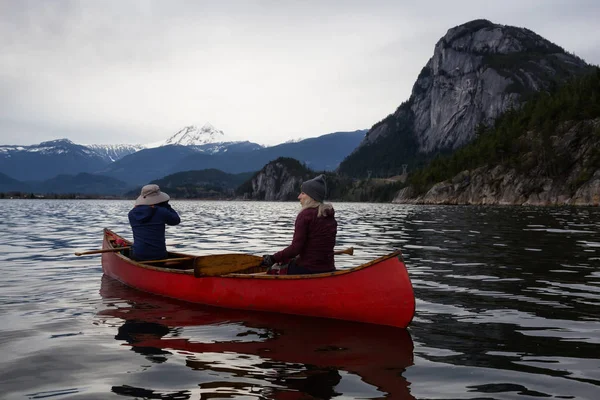 Ludzi Odważnych Kajak Korzystających Piękny Kanadyjski Krajobraz Górski Podjęte Squamish — Zdjęcie stockowe