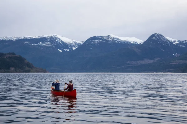 Dobrodružné Lidi Kánoi Těší Krásné Kanadské Horské Krajiny Squamish Severně — Stock fotografie