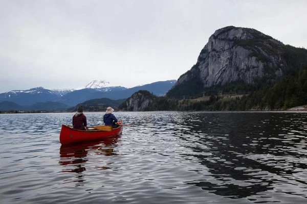 Dobrodružné Lidi Kánoi Těší Krásné Kanadské Horské Krajiny Squamish Severně — Stock fotografie