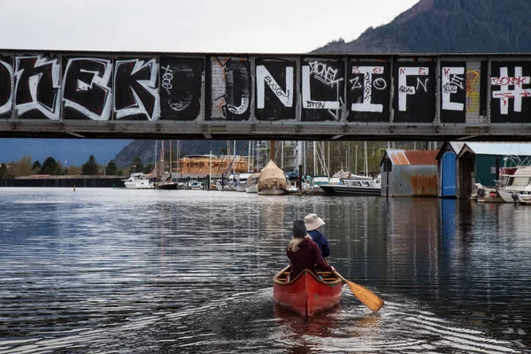 Squamish 不列颠哥伦比亚 加拿大 2018年4月15日 夫妇的朋友在河上划独木舟在火车桥梁附近 — 图库照片