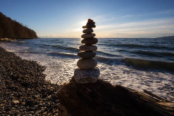 Stack Rocks Empilhado Pelo Oceano Durante Pôr Sol Ensolarado Tomado — Fotografia de Stock