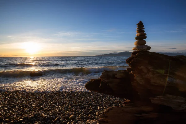 Stos Kamieni Spiętrzone Przez Ocean Podczas Słonecznej Zachód Słońca Podjęte — Zdjęcie stockowe