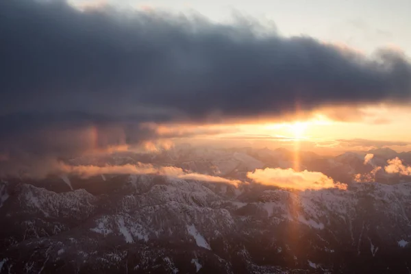 Vista Aérea Impressionante Paisagem Das Belas Montanhas Canadenses Durante Pôr — Fotografia de Stock