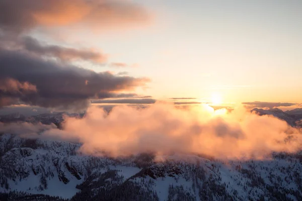 Impresionante Vista Del Paisaje Aéreo Las Hermosas Montañas Canadienses Durante —  Fotos de Stock