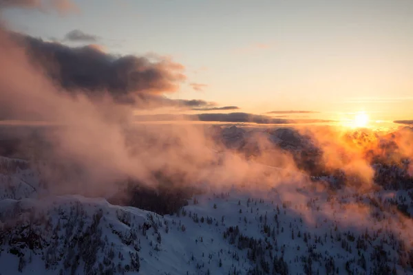 Impresionante Vista Del Paisaje Aéreo Las Hermosas Montañas Canadienses Durante — Foto de Stock