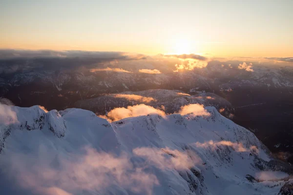 Vue Aérienne Saisissante Sur Les Magnifiques Montagnes Canadiennes Lors Coucher — Photo