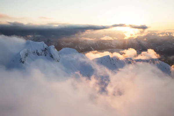 Opvallend Luchtfoto Landschap Uitzicht Prachtige Bergen Van Canadese Tijdens Een — Stockfoto