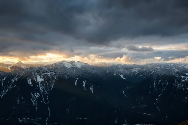 Flygfoto Över Det Vackra Kanadensiska Bergslandskapet Pulserande Molnig Dag Tagit — Stockfoto