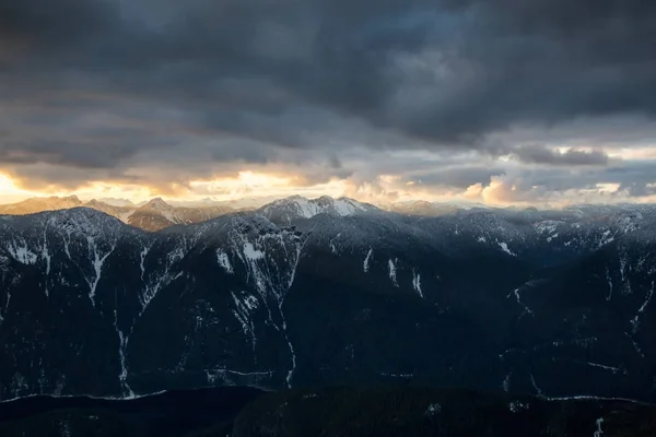活気のある曇りの日の間に美しいカナダ山の風景の空撮 バンクーバー ブリティッシュ コロンビア カナダの北 — ストック写真