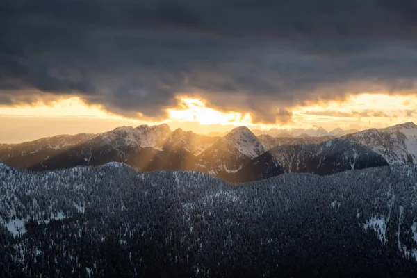 Vue Aérienne Magnifique Paysage Montagneux Canadien Par Une Journée Nuageuse — Photo