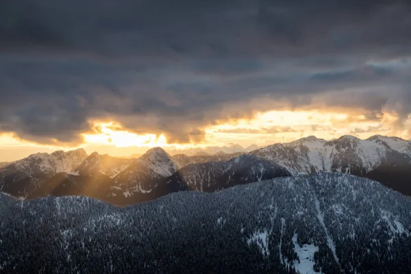 Flygfoto Över Det Vackra Kanadensiska Bergslandskapet Pulserande Molnig Dag Tagit — Stockfoto
