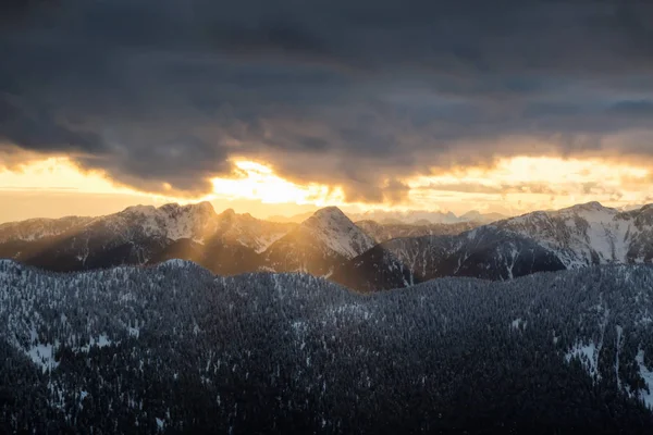 Flygfoto Över Det Vackra Kanadensiska Bergslandskapet Pulserande Molnig Dag Tagit — Stockfoto