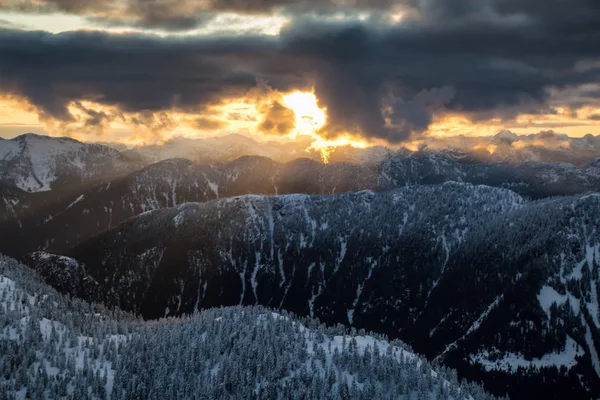 Vista Aérea Del Hermoso Paisaje Montañoso Canadiense Durante Día Nublado — Foto de Stock