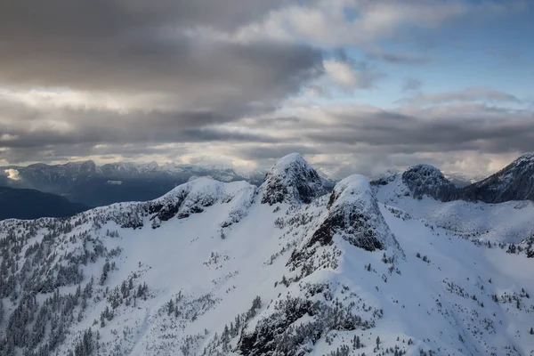 Luftaufnahme Der Wunderschönen Kanadischen Berglandschaft Während Eines Lebhaften Bewölkten Tages — Stockfoto