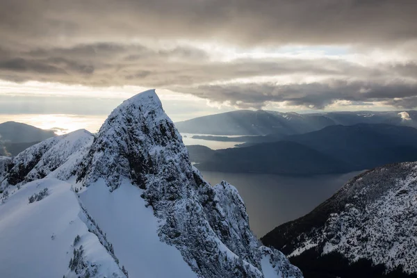 Vista Aérea Del Hermoso Paisaje Montañoso Canadiense Durante Día Nublado —  Fotos de Stock