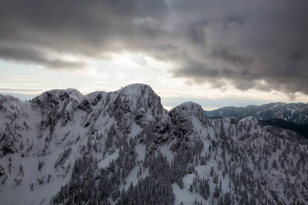 Vista Aérea Bela Paisagem Montanhosa Canadense Durante Dia Nublado Vibrante — Fotografia de Stock