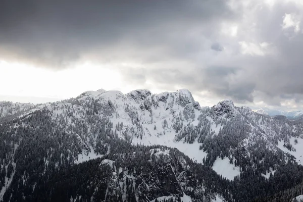 Luftaufnahme Der Wunderschönen Kanadischen Berglandschaft Während Eines Lebhaften Bewölkten Tages — Stockfoto