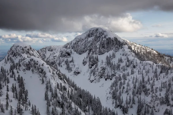 Letecký Pohled Krásné Kanadské Horské Krajiny Během Živé Zamračený Den — Stock fotografie