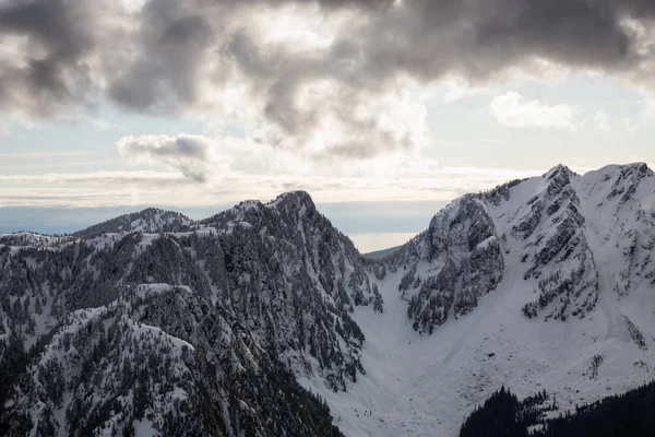 Luftaufnahme Der Wunderschönen Kanadischen Berglandschaft Während Eines Lebhaften Bewölkten Tages — Stockfoto