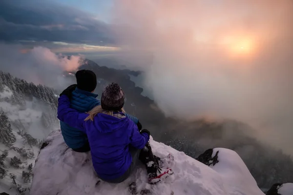 Jovem Casal Sentado Lado Penhasco Íngreme Com Vista Para Bela — Fotografia de Stock