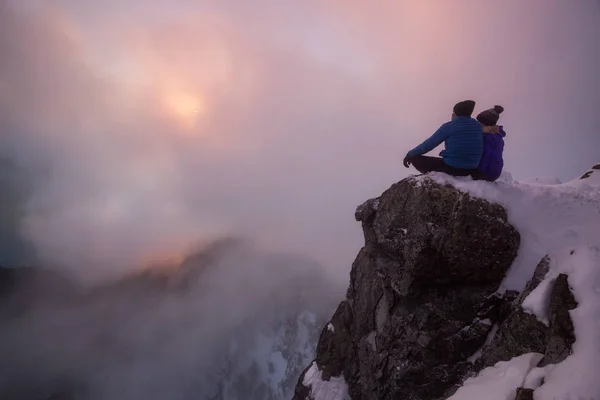 活気のある日没時に美しいビューを見下ろす険しい崖の側に座っている若いカップル マルコのピーク 北のバンクーバー カナダの上に撮影 — ストック写真