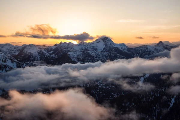 Vista Deslumbrante Bela Paisagem Aérea Das Montanhas Canadenses Durante Pôr — Fotografia de Stock