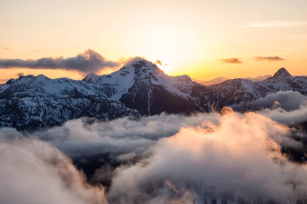 Pozoruhodný Krásný Vzdušný Krajiny Pohled Kanadských Hor Během Živého Sunsetd — Stock fotografie