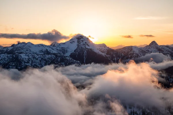 Opvallende Mooie Luchtfoto Landschapsmening Van Canadese Bergen Tijdens Een Levendige — Stockfoto