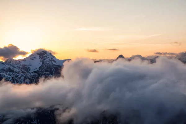 Vista Deslumbrante Bela Paisagem Aérea Das Montanhas Canadenses Durante Pôr — Fotografia de Stock