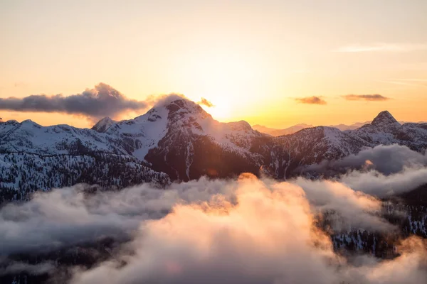 Pozoruhodný Krásný Vzdušný Krajiny Pohled Kanadských Hor Během Živého Sunsetd — Stock fotografie