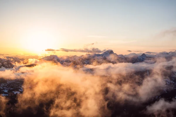 Opvallende Mooie Luchtfoto Landschapsmening Van Canadese Bergen Tijdens Een Levendige — Stockfoto
