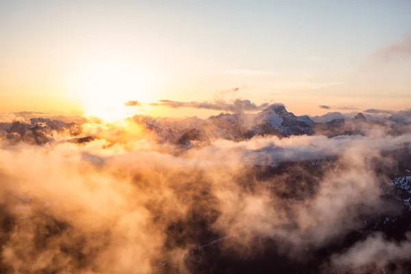 Impresionante Hermosa Vista Del Paisaje Aéreo Las Montañas Canadienses Durante — Foto de Stock