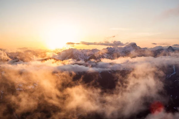 Impresionante Hermosa Vista Del Paisaje Aéreo Las Montañas Canadienses Durante —  Fotos de Stock