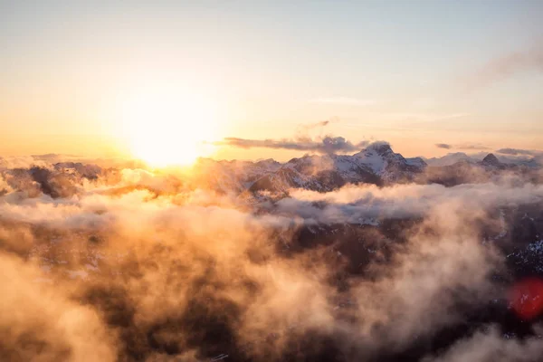 印象的で美しい空中景観カナダ山の鮮やかな Sunsetd の中に バンクーバー ブリティッシュ コロンビア カナダの北 — ストック写真