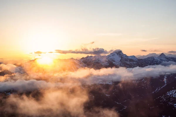 Поразительный Красивый Вид Канадские Горы Воздуха Время Яркого Заката Принято — стоковое фото
