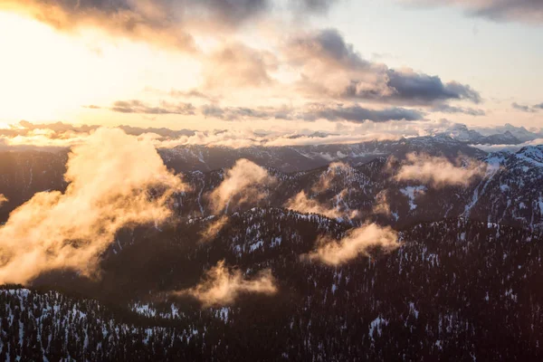 Vue Aérienne Saisissante Magnifique Sur Les Montagnes Canadiennes Lors Coucher — Photo