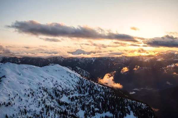 Pozoruhodný Krásný Vzdušný Krajiny Pohled Kanadských Hor Během Živého Sunsetd — Stock fotografie