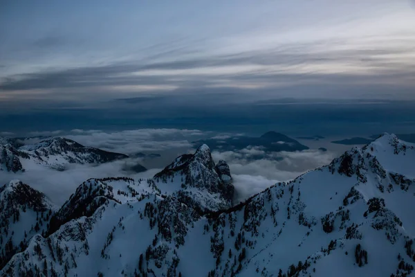 美丽的大雪覆盖了加拿大的山景 取自加拿大不列颠哥伦比亚省温哥华北部的空中观察 — 图库照片