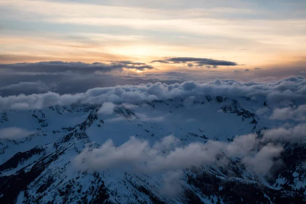 美丽的大雪覆盖了加拿大的山景 取自加拿大不列颠哥伦比亚省温哥华北部的空中观察 — 图库照片