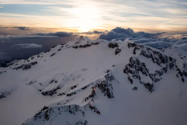 Markante Und Wunderschöne Schneebedeckte Kanadische Berglandschaft Aufgenommen Aus Der Luft — Stockfoto