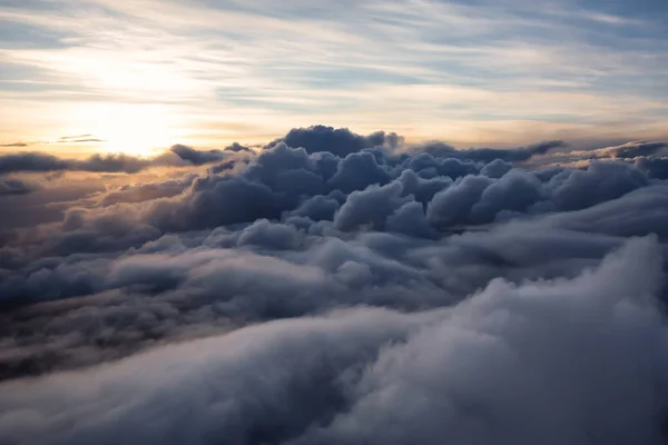 Güzel Çarpıcı Havadan Bakış Bulutlar Renkli Bir Gün Batımı Sırasında — Stok fotoğraf