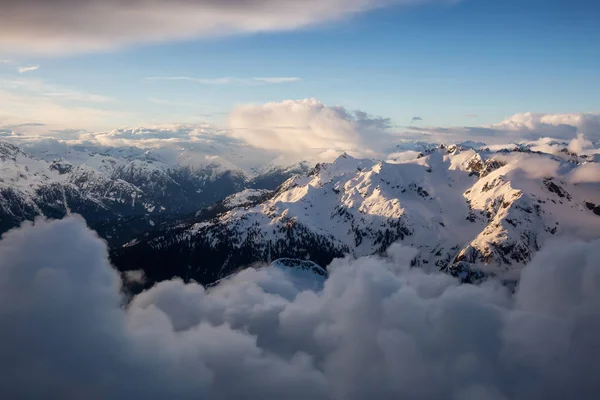 美丽的鸟瞰加拿大山地景观 拍摄于加拿大不列颠哥伦比亚省温哥华以北 — 图库照片