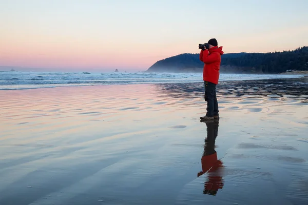 Fotógrafo Com Uma Câmera Está Praia Areia Durante Nascer Sol — Fotografia de Stock